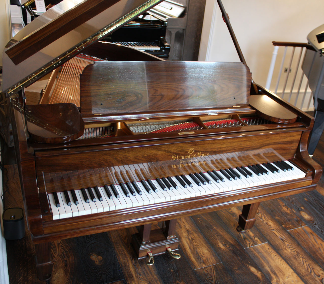 Рояль россии играть. Steinway 1911. Пианино Essex by Steinway eup 123. Рояль Стейнвей белый. Steinway & sons большой концертный рояль.