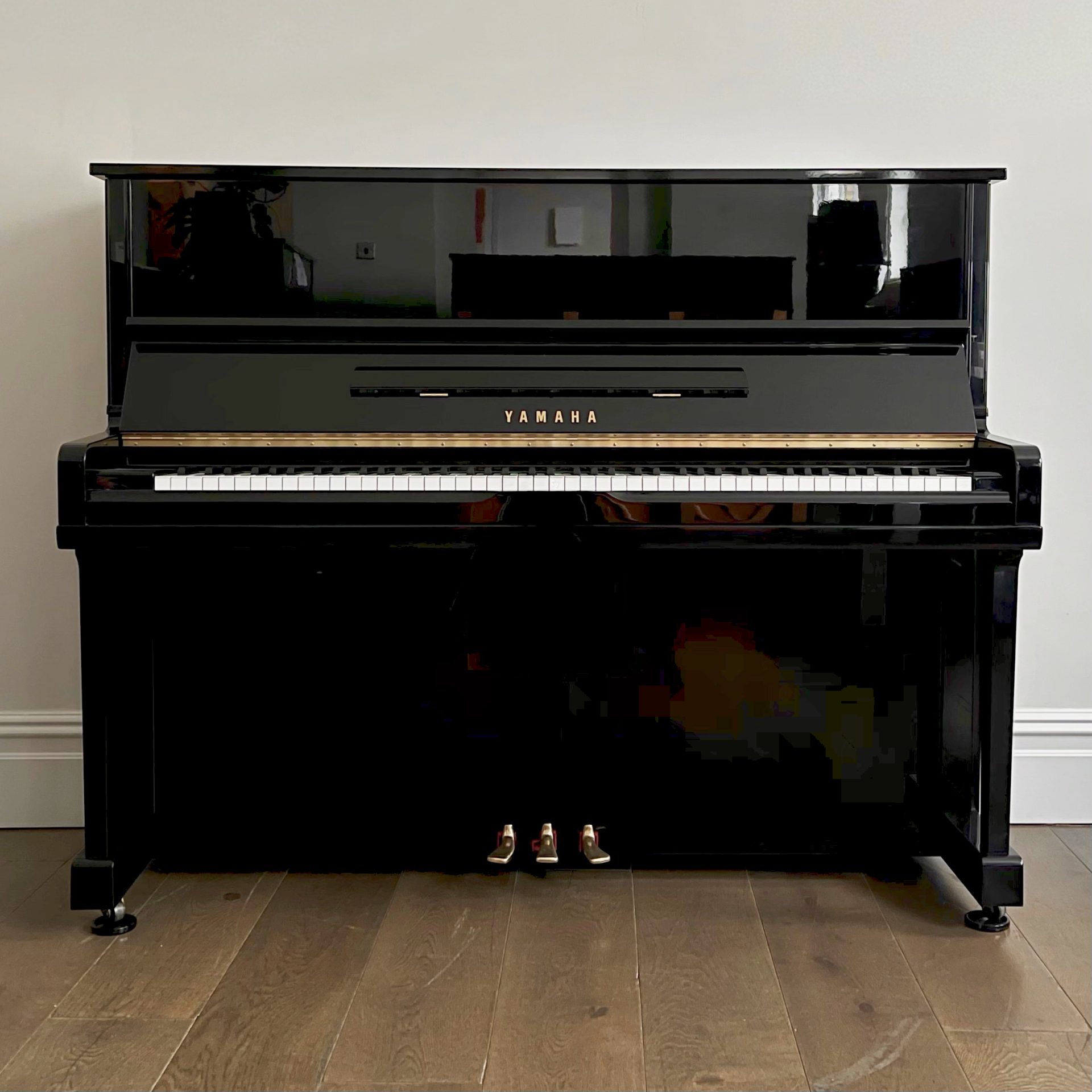 Which Yamaha Grand Piano Matches Taylor Swift s Red Album Energy